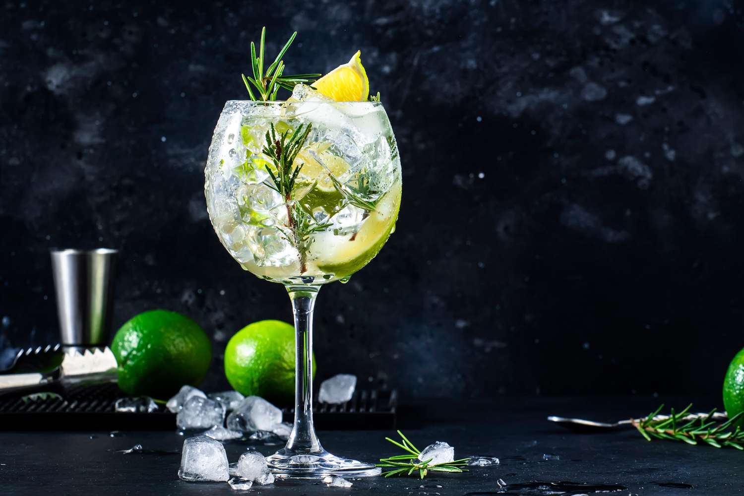 What Is the Main Flavor of Gin: Identifying Botanical Notes